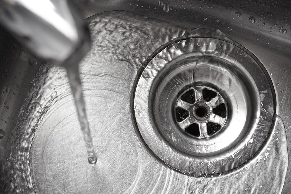 plumbing clear kitchen sink drain with clean running water - Lincoln, IL